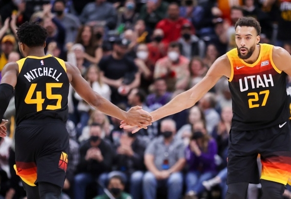 球场上的三秒区规则在篮球比赛中有何作用?