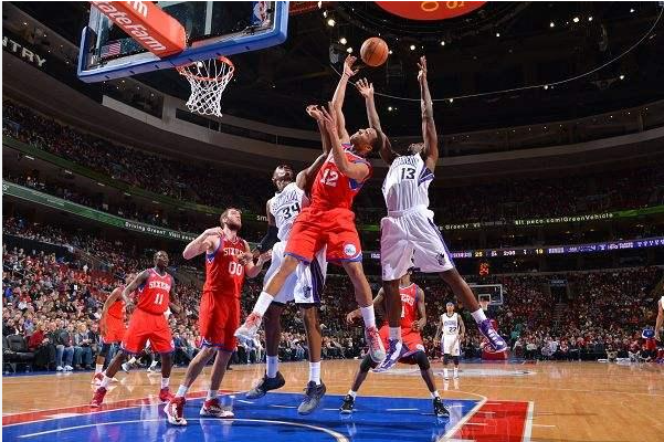 球员争抢篮板球