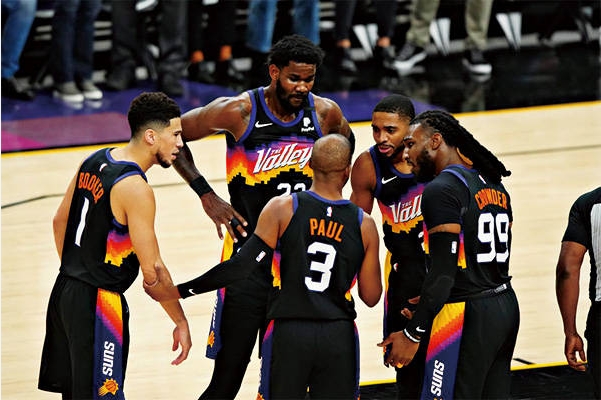 不同位置的篮球球员在比赛中的角色和特点有何区别？