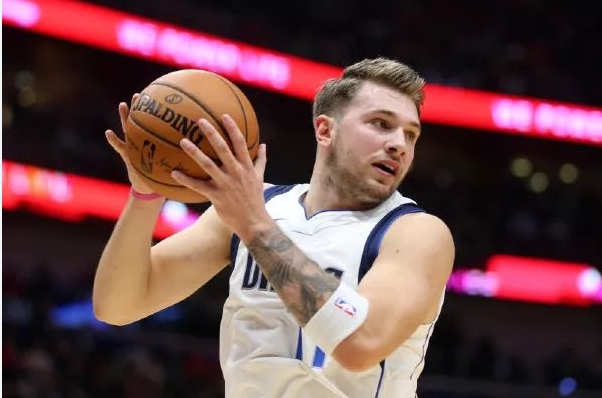 篮球比赛中如何进行团队配合和战术执行?