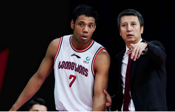 广州龙狮的祝铭震和主教练郭士强